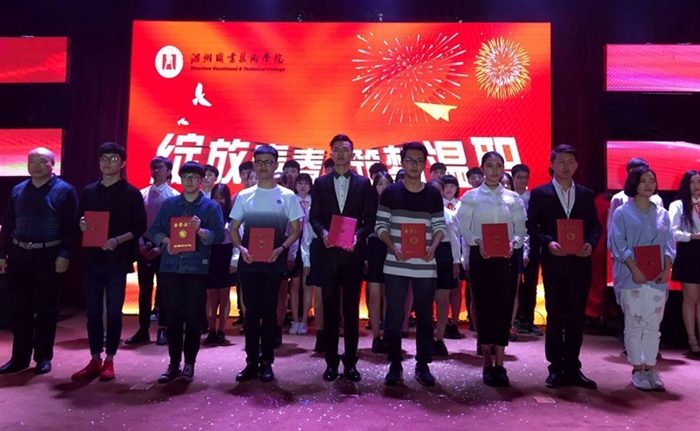 3. 兰玉景副院长为获奖学生颁奖.jpg
