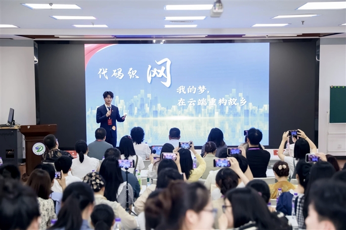 吴宇翔参加特等奖角逐的比赛现场.jpg