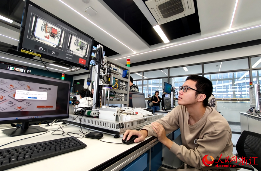 正在。人民网记者 张丽玮摄